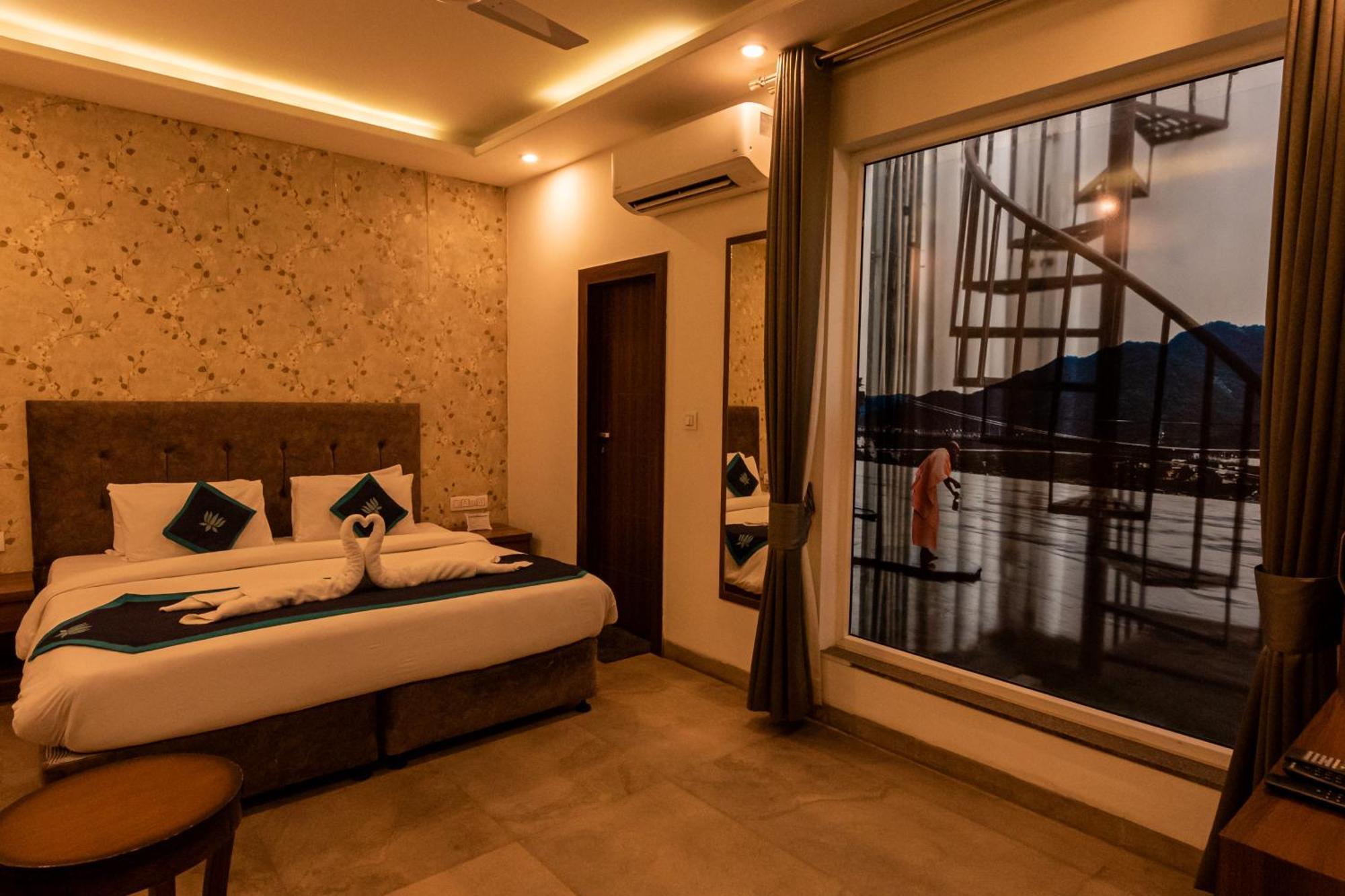 Holywater Hotel By Ganga Kinare #150 Mts From Ganga Ghat Rishikesh Ngoại thất bức ảnh